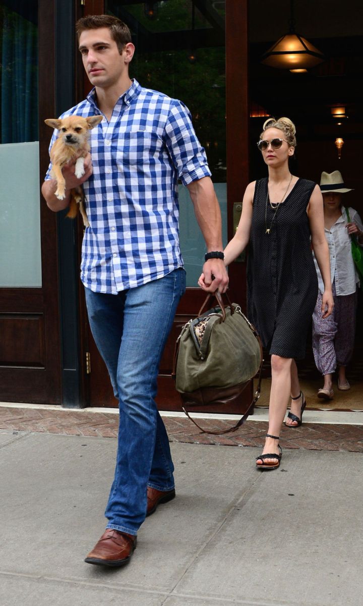 gallery_nrm_1434108467-jennifer-lawrence-bodyguard-2